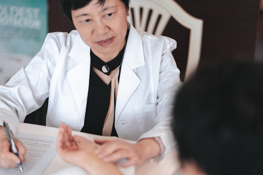 acupunturist and TCM acupuncture clinic in Surrey